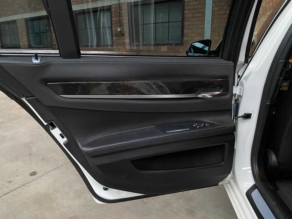 BMW ActiveHybrid7 M-Sport 3.0 L6 354pk 2014