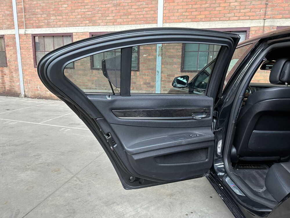 BMW 740i M-Sport 3.0 L6 326PS 2011 7er