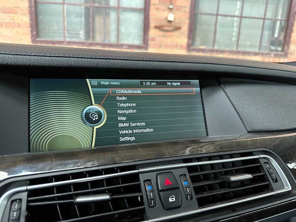 BMW 740i M-Sport 3.0 L6 326PS 2011 7er