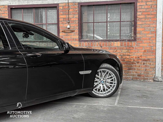 BMW 740i M-Sport 3.0 L6 326hp 2011 7-Series