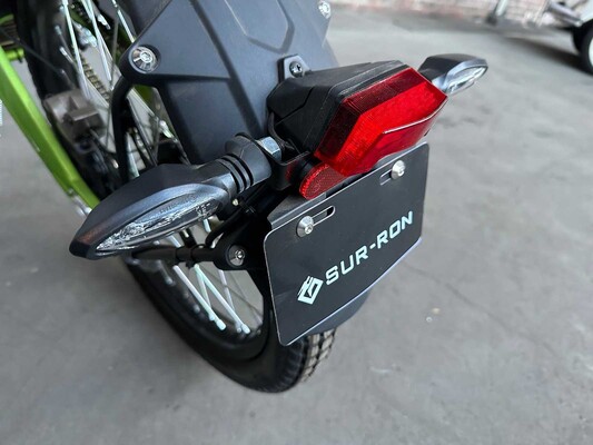 Sur-Ron Light Bee A067 L1EX Elektro Enduro Dirt Bike (neu aus der Box)