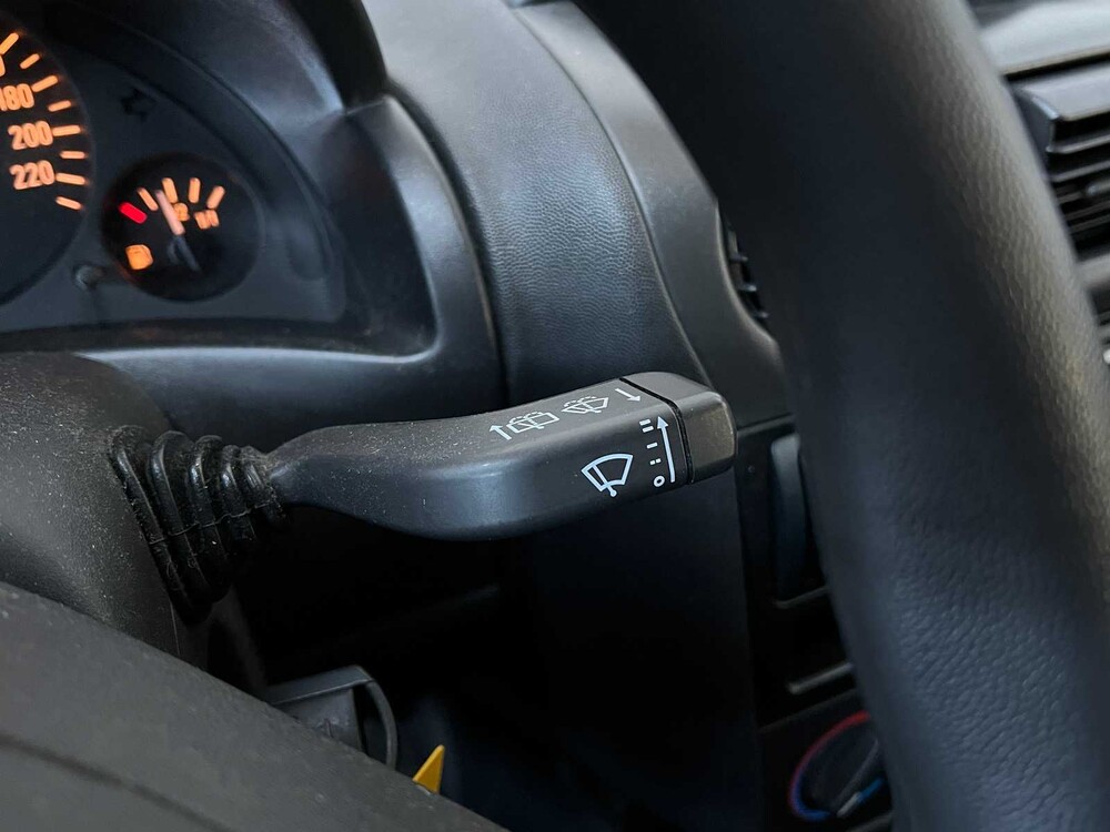 Opel Corsa 1.2-16V Comfort 75pk 2002, 37-JJ-RK