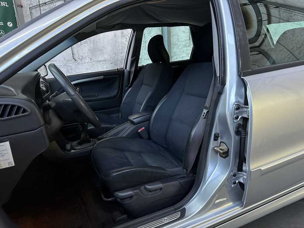 Volvo V40 1.8 Europa Nordic 122pk 2005 ORIG-NL, 83-PX-ZR