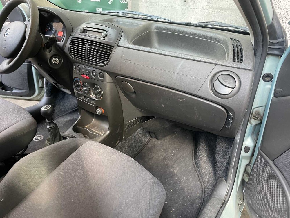 Fiat Punto 1.4-16V Dynamic 95pk 2004, 39-PD-VS