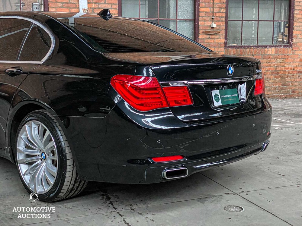 BMW 740i High Executive 3.0 L6 7er 326PS 2009