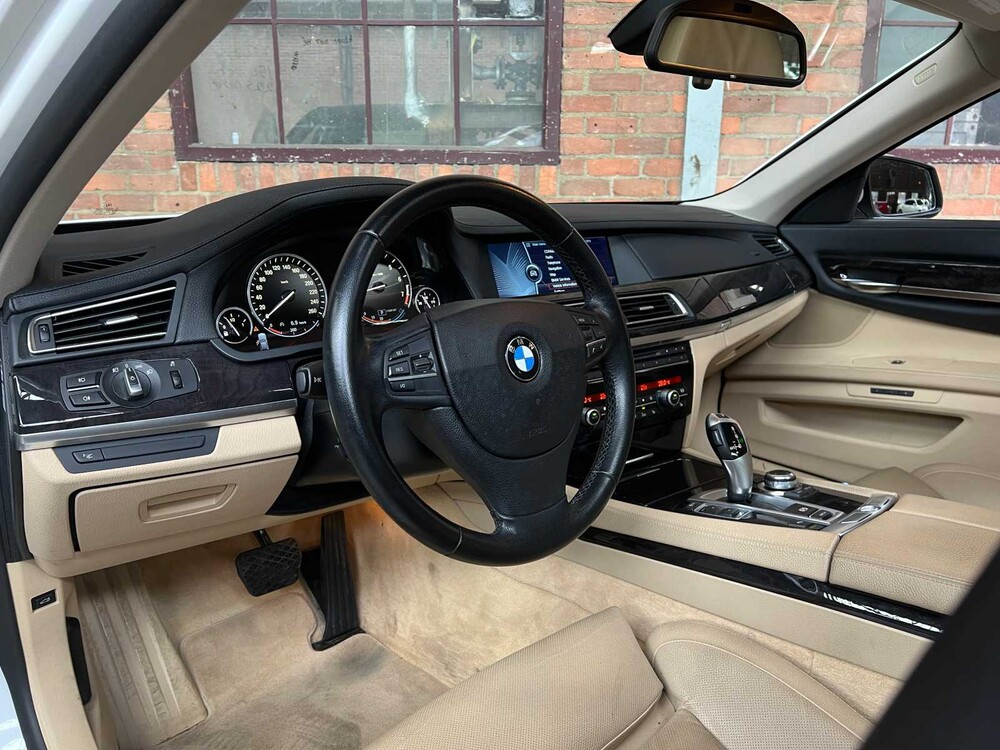 BMW ActiveHybrid7 F04 4.4 V8 465PS 2011