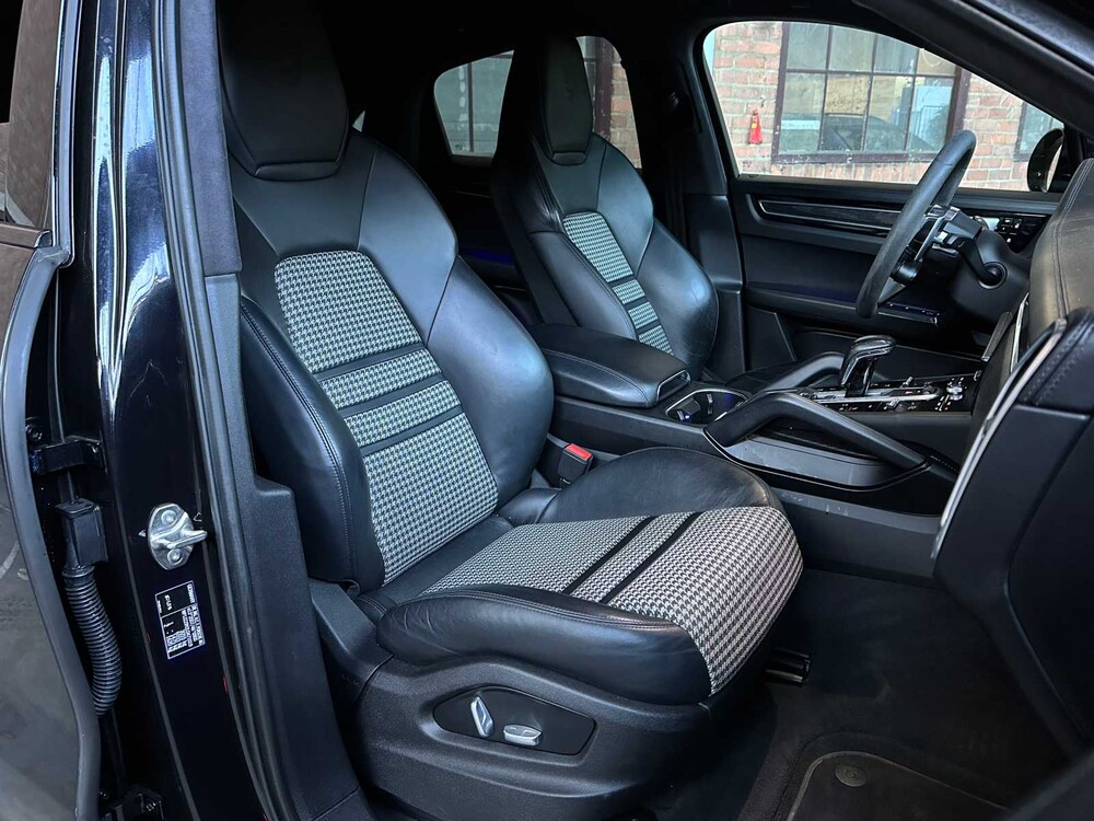 Porsche Cayenne Coupé E-Hybrid 3.0 V6 462PS 2019 Sport-Chrono (Original-GB) Plug-Hybrid, G-926-HR