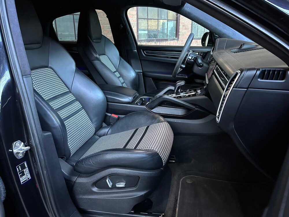 Porsche Cayenne Coupé E-Hybrid 3.0 V6 462PS 2019 Sport-Chrono (Original-GB) Plug-Hybrid, G-926-HR