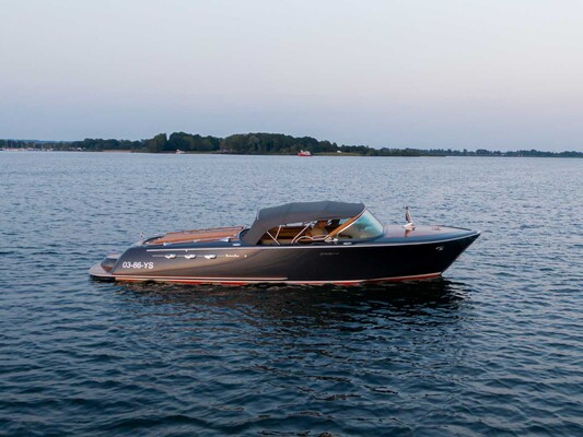 Pegiva 750 Steyr 250hp Sportboat Speedboat (RIVA, Boesch shape) 2011