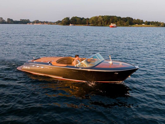 Pegiva 750 Steyr 250hp Sportboat Speedboat (RIVA, Boesch shape) 2011