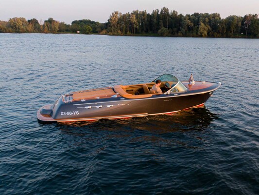 Pegiva 750 Steyr 250hp Sportboat Speedboat (RIVA, Boesch shape) 2011