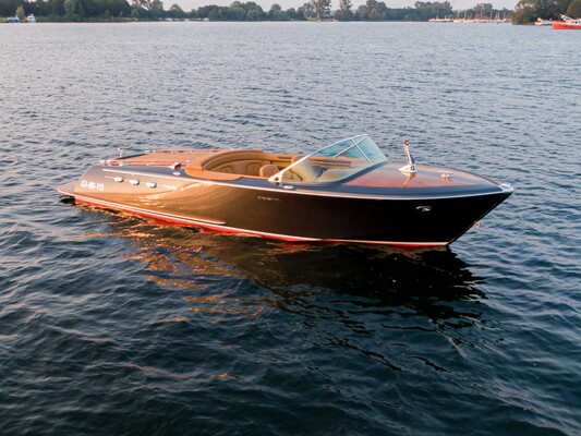 Pegiva 750 Steyr 250hp Sportboat Speedboat (RIVA, Boesch shape) 2011