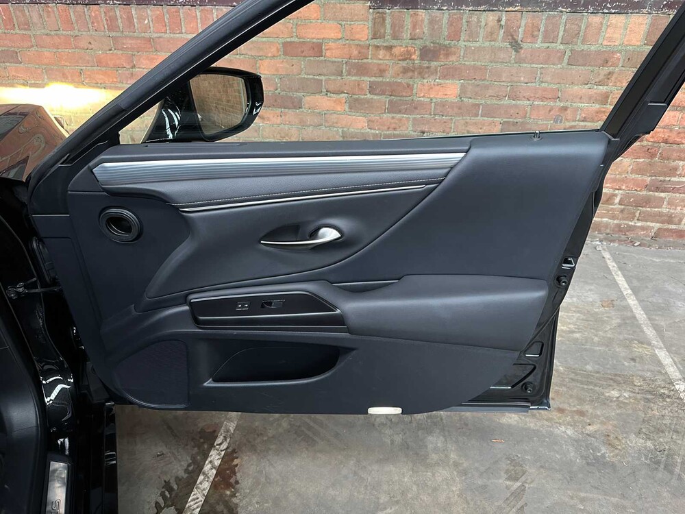 Lexus ES 300h F Sport Line 178pk 2019, ZN-650-B