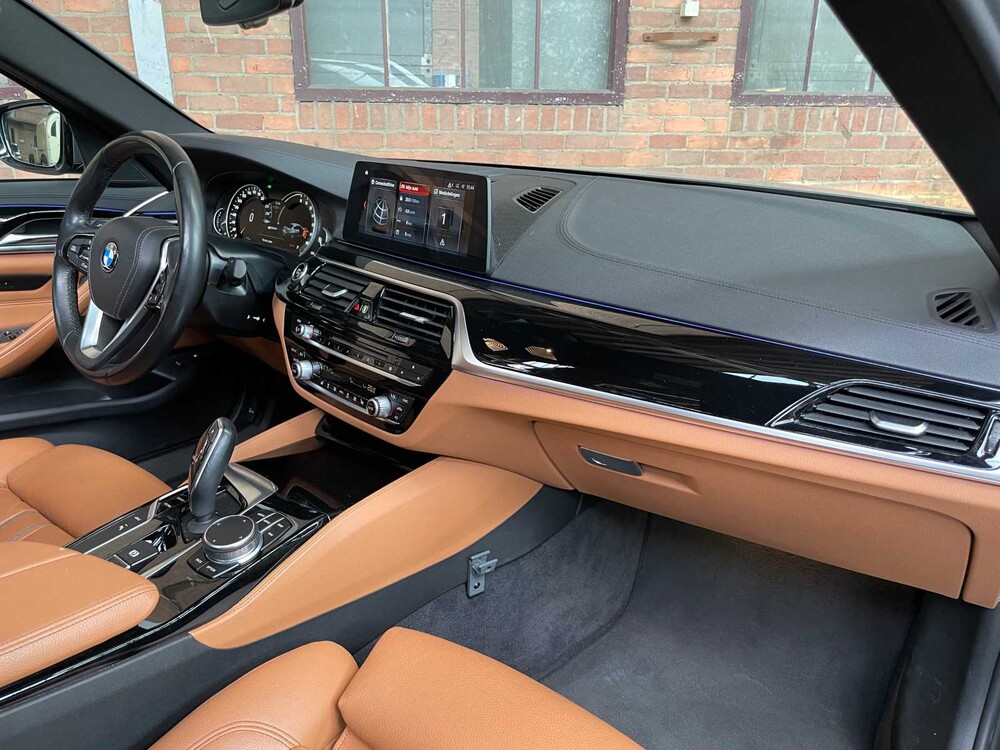 BMW 530e iPerformance High Executive G30 293hp 2018 5-Series (Original-UK), RV-702-V