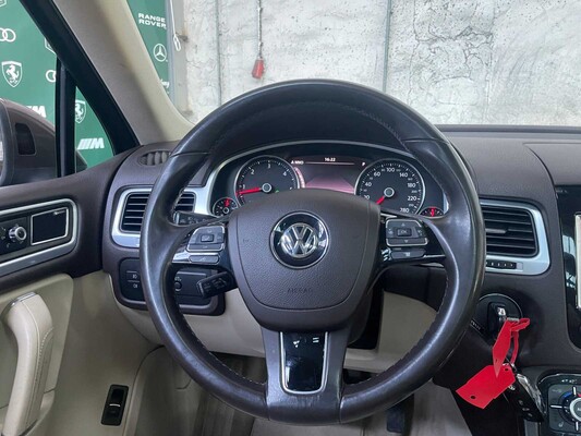 Volkswagen Touareg 3.0 TDI Highline 239hp 2010 (Original-NL+1st owner), 67-NLD-1