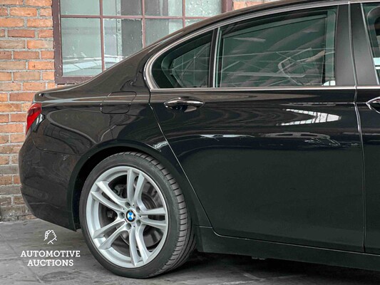 BMW 750i xDrive High Executive 449hp 2013 (Original-UK) 7-Series, 32-ZVG-3