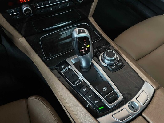 BMW 750i xDrive High Executive 449hp 2013 (Original-UK) 7-Series, 32-ZVG-3