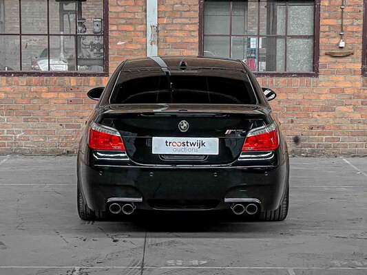 BMW M5 5.0 V10 500hp 2010