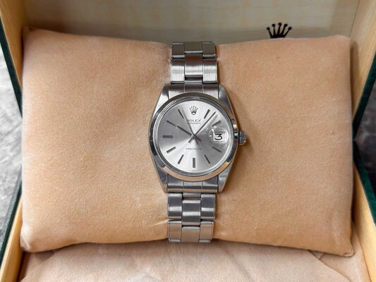 ROLEX OYSTERDATE 1966 - SILBERNES KLEID MIT BOX UND ROLEX NIETENARMBAND AUS STAHL 