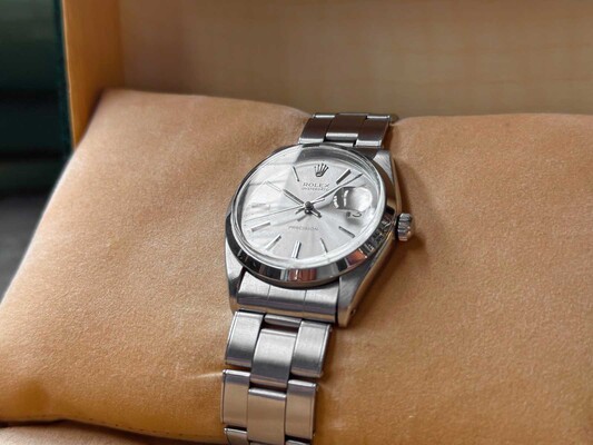 ROLEX OYSTERDATE 1966 - SILBERNES KLEID MIT BOX UND ROLEX NIETENARMBAND AUS STAHL 