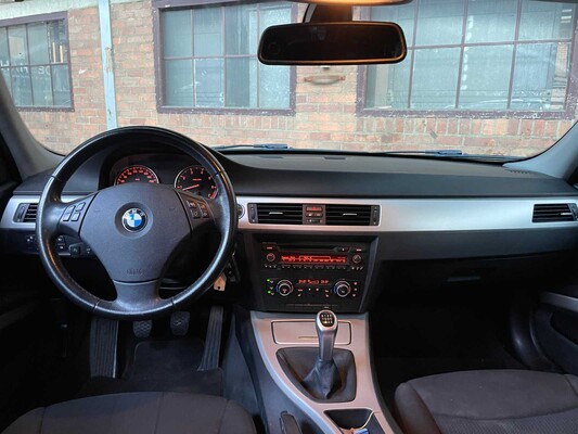 BMW 3-serie 318i Business line 143pk 2010, L-615-RN