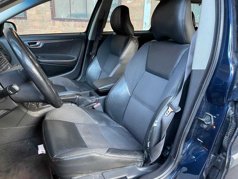 Volvo V70 2.4 Comfort Line 140hp 2003 (Original-NL), 73-LZ-LF