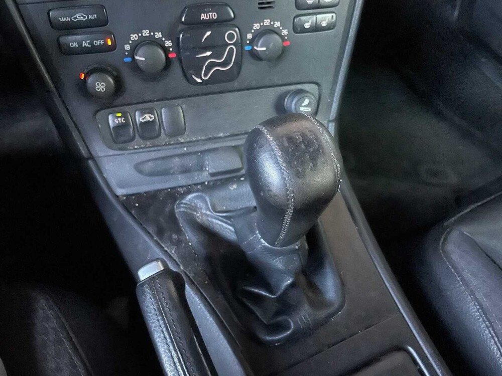 Volvo V70 2.4 Comfort Line 140hp 2003 (Original-NL), 73-LZ-LF