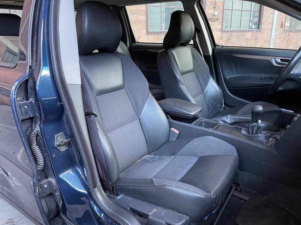 Volvo V70 2.4 Comfort Line 140hp 2003 (Original-NL), 73-LZ-LF