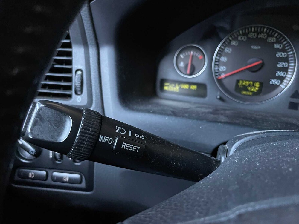 Volvo V70 2.4 Comfort Line 140hp 2003 (Original-NL), 73-LZ-LF