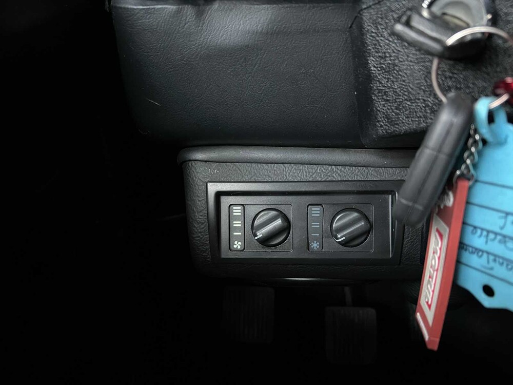 Land Rover Defender 2.5 TD5 110 SW G4 122PS 2004 (Original-NL), 69-NV-ZH (James Bond)