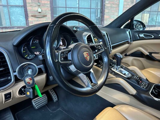 Porsche Cayenne S E-Hybrid 3.0 V6 Sport-Chrono FACELIFT 416pk 2015 (Origineel-NL + 1e Eigenaar), 4-ZHF-93