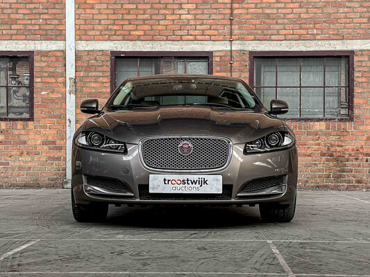 Jaguar XF 2.0 Luxury (Origineel-NL) 241pk 2015, 8-ZKT-10