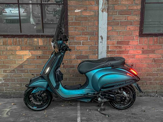 Vespa Sprint Custom 4T -Full Option- 2016, DGT-63-R Scooter