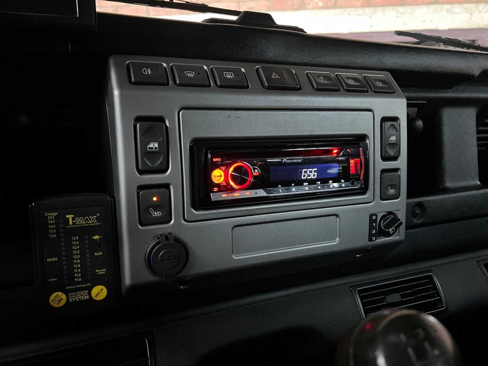 Land Rover Defender 2.5 TD5 110 SW G4 122hp 2004 (Original-NL), 69-NV-ZH (James Bond)