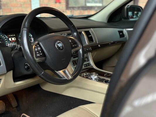 Jaguar XF 2.0 Luxury (Original-NL) 241hp 2015, 8-ZKT-10