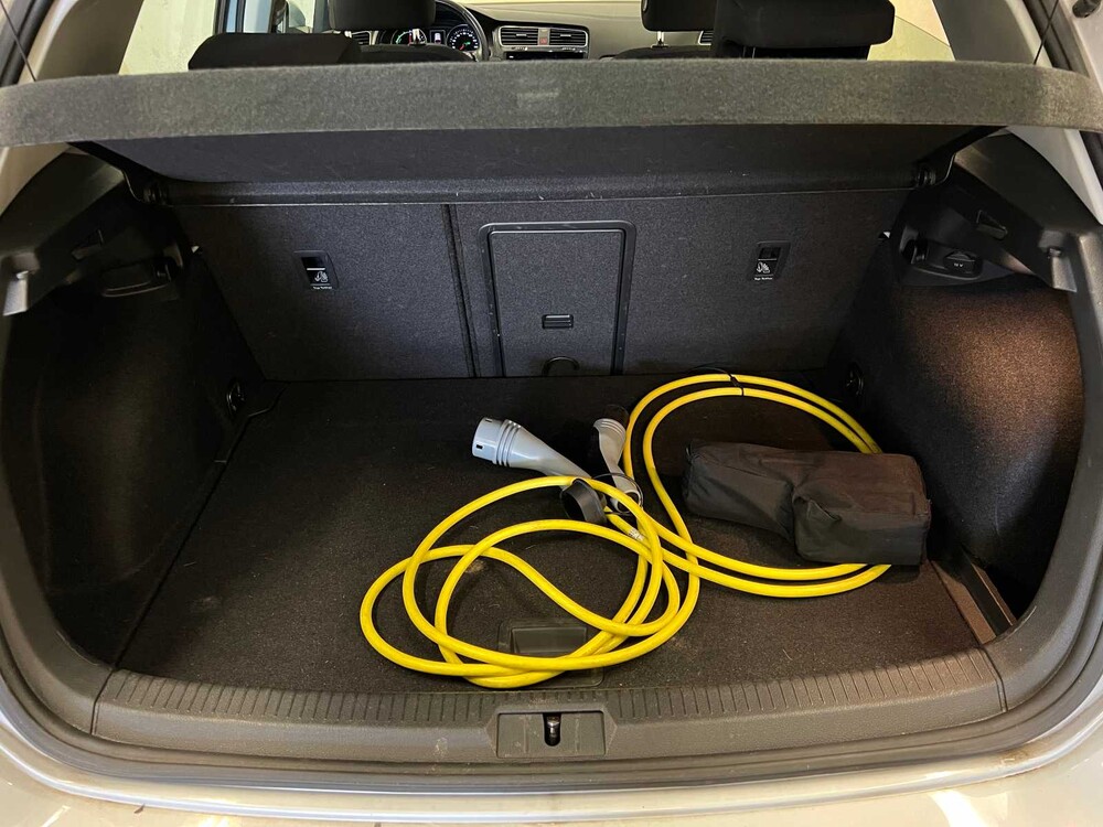 Volkswagen e-Golf 136PS 2019 (Original-NL + 1. Besitzer), XF-656-H