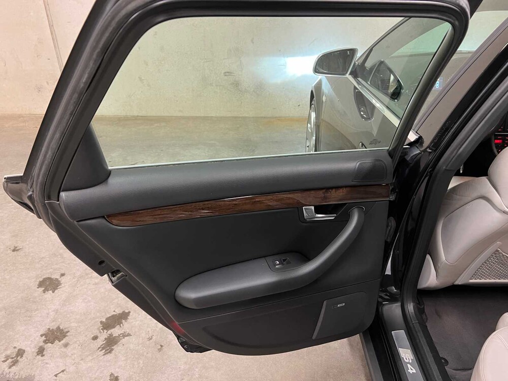 Audi S4 Avant 4.2 V8 Quattro Exclusive 344hp 2003, 26-RD-BV YOUNGTIMER