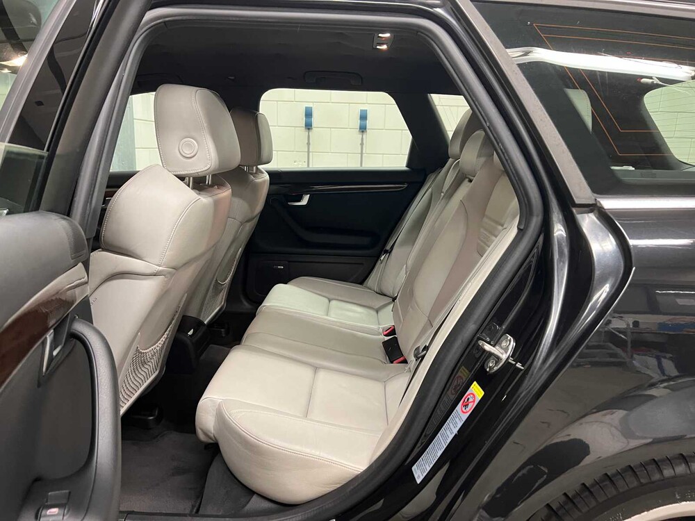 Audi S4 Avant 4.2 V8 Quattro Exclusive 344hp 2003, 26-RD-BV YOUNGTIMER