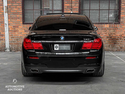 BMW 740i M-Sport 3.0 L6 326hp 2011 7-Series