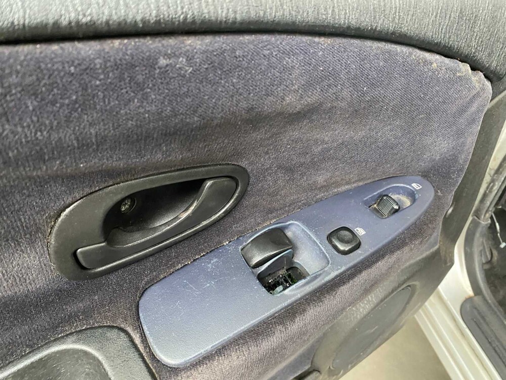 Mitsubishi Carisma 1.6 Comfort 99pk 2000 -Orig. NL-, 16-FD-GN