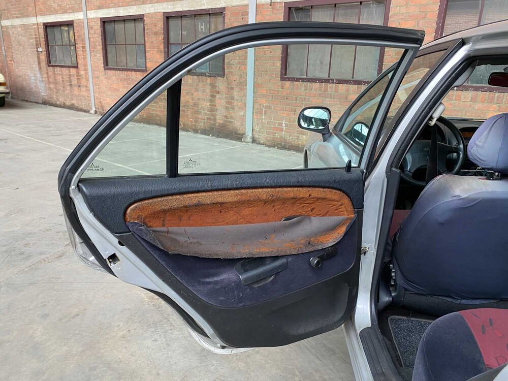 Mitsubishi Carisma 1.6 Comfort 99pk 2000 -Orig. NL-, 16-FD-GN