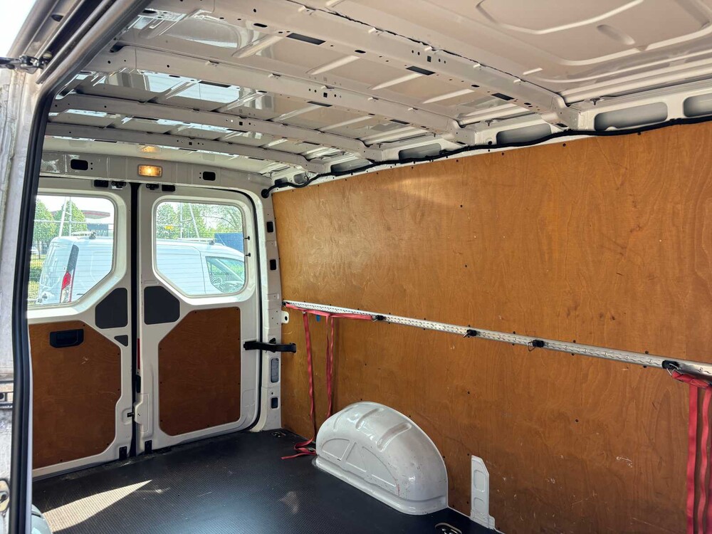 Volkswagen Crafter 35 2.0 TDI L3H2 DC Trendline (Original-NL) Commercial vehicle 102hp 2018, V-403-KZ