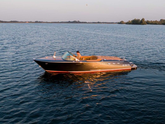 Pegiva 750 Steyr 250hp Sportboat Speedboat (RIVA, Boesch shape) 2011