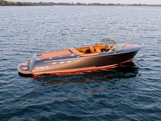 Pegiva 750 Steyr 250hp Sportboat Speedboat (RIVA, Boesch shape) 2011