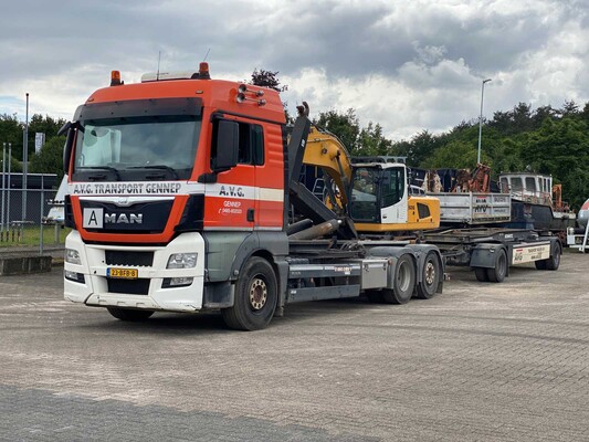 Trucks, semi-trailers and excavators in Heijen