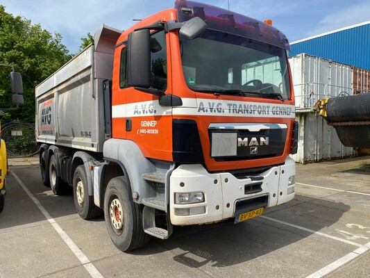 Trucks, semi-trailers and excavators in Heijen