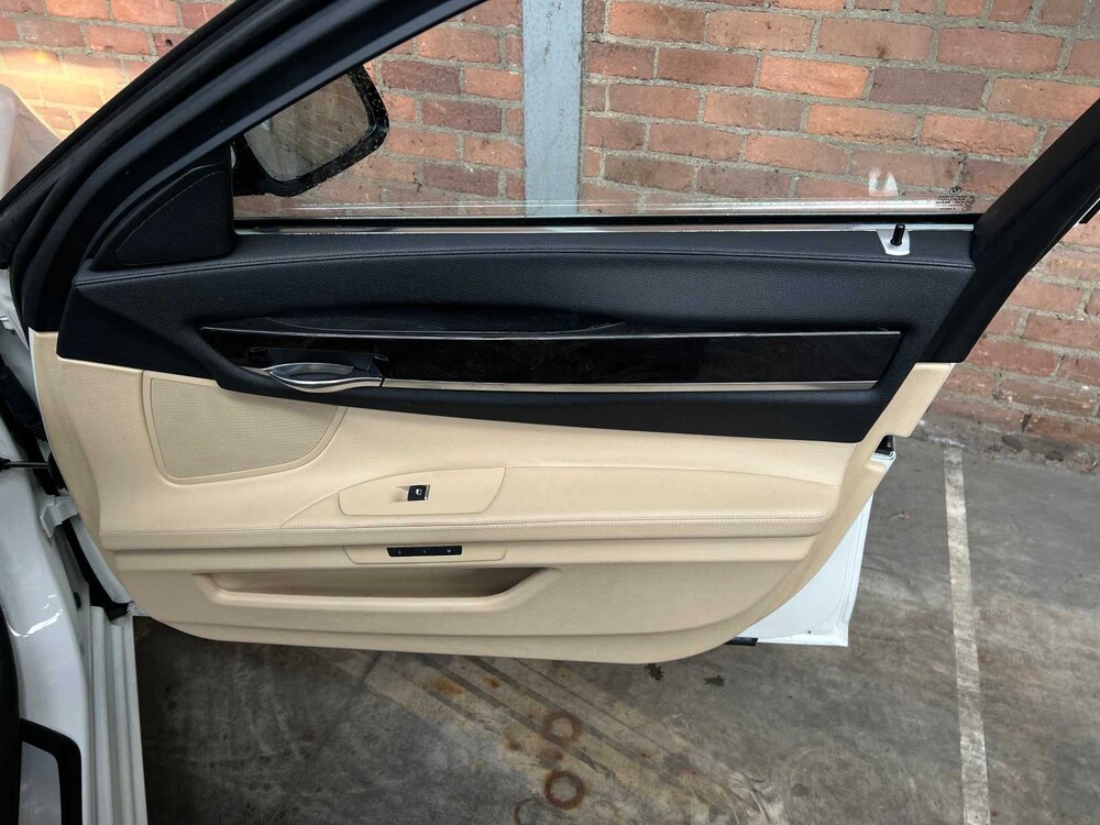 BMW ActiveHybrid7 F04 4.4 V8 465PS 2011