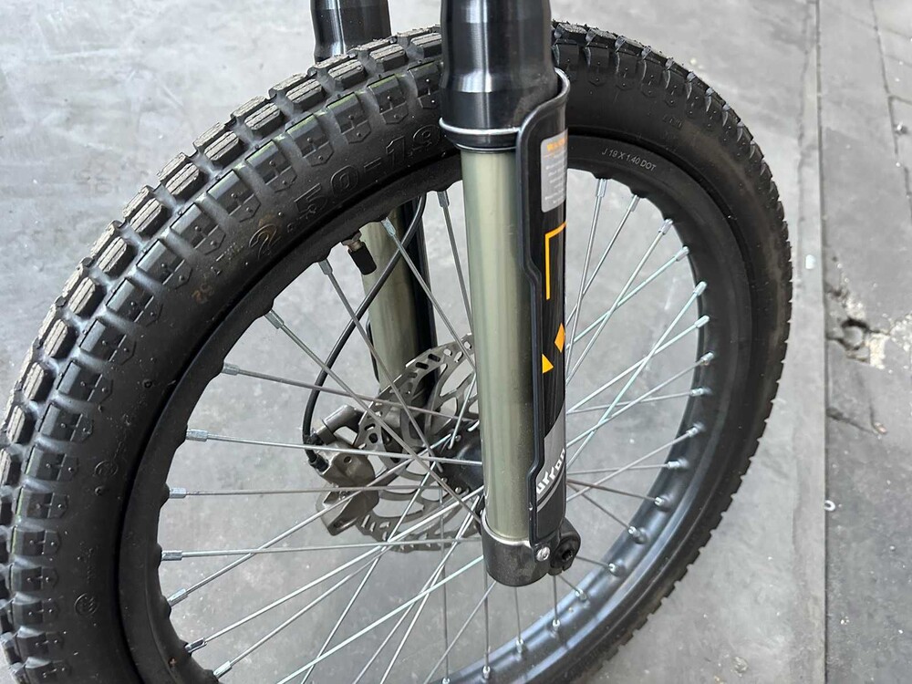 Sur-Ron Light Bee A067 L1EX Elektro-Enduro-Dirtbike (neu aus der Box)