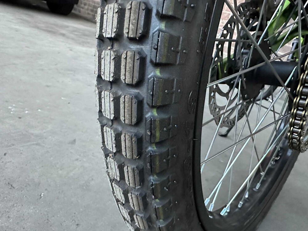 Sur-Ron Light Bee A067 L1EX Elektro-Enduro-Dirtbike (neu aus der Box)