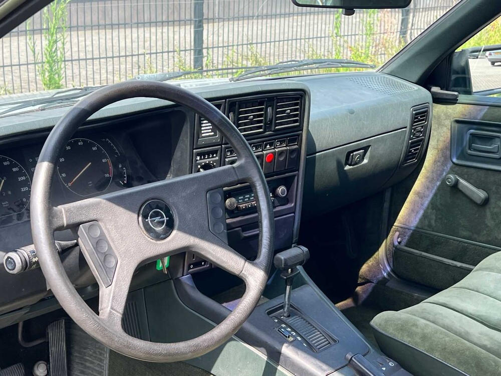 Opel Monza 2.5i 2-door 1984